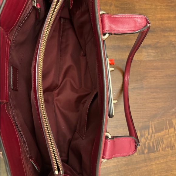 Dark red Coach bag

Used

Still has life to it

Send offers! - Picture 5 of 11